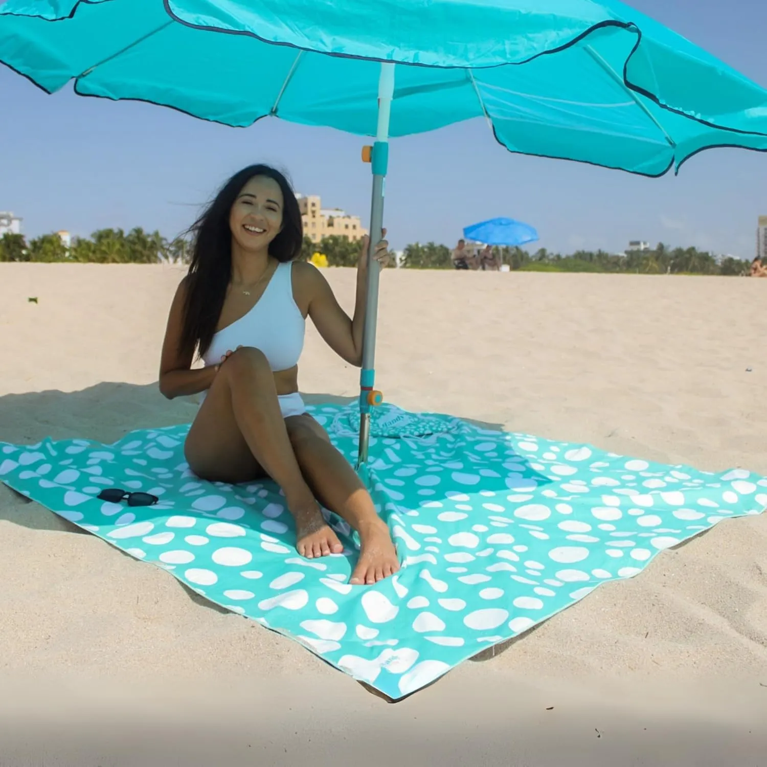 Plush Microfiber Beach Blanket, Large Beach Mat for 1-4 Persons, Sandproof, Windproof | Hole for Umbrella, Corner Sand Pockets to Fight Wind (Bag for Blanket Included)