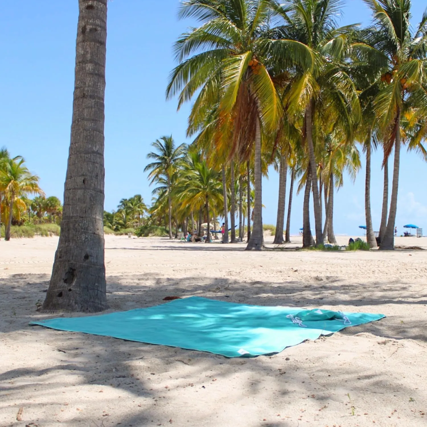 Plush Microfiber Beach Blanket, Large Beach Mat for 1-4 Persons, Sandproof, Windproof | Hole for Umbrella, Corner Sand Pockets to Fight Wind (Bag for Blanket Included)